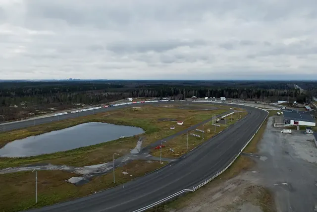 Ilmakuva raviradasta, jonka keskellä on lampi ja ympärillä metsää