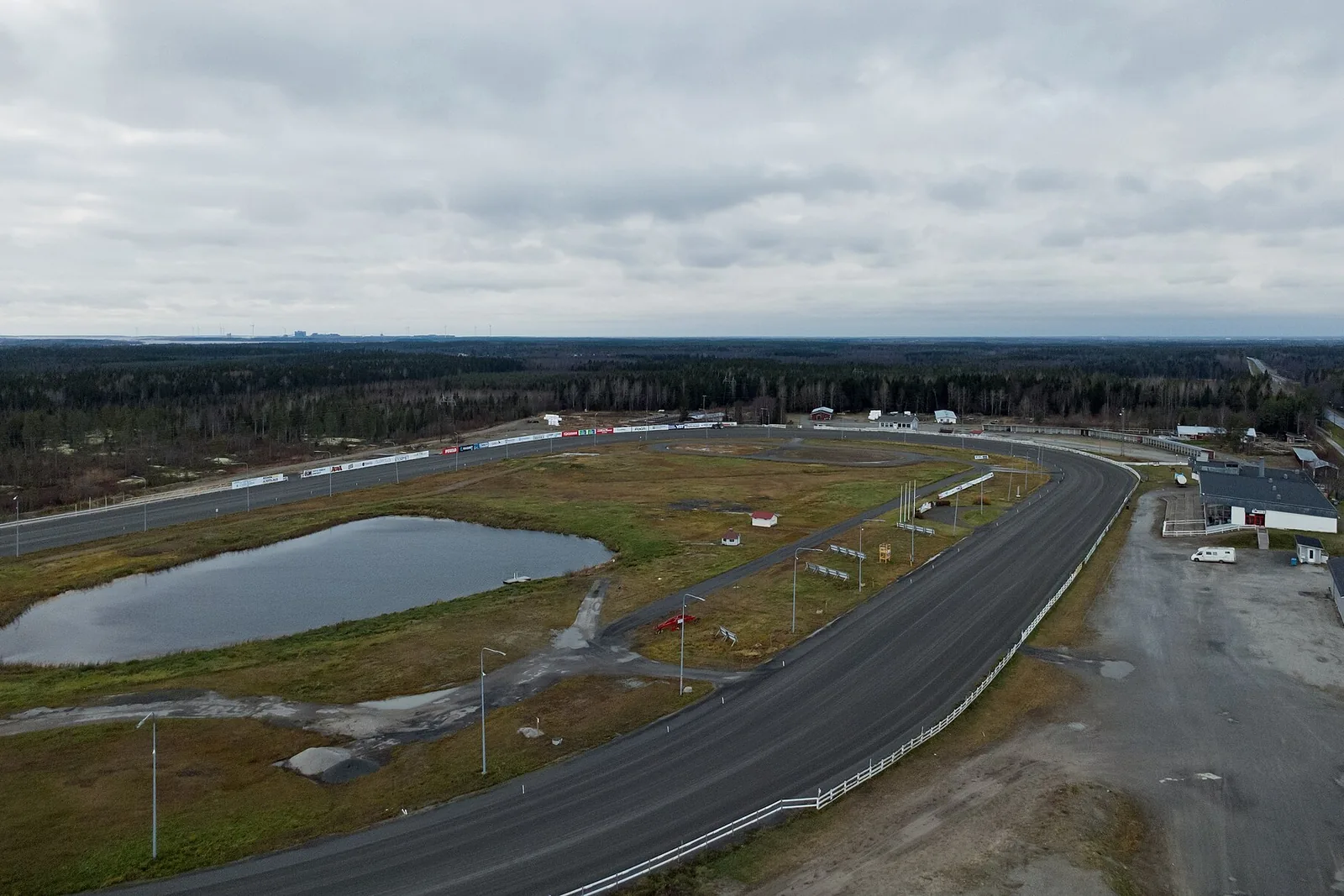 Ilmakuva raviradasta, jonka keskellä on lampi ja ympärillä metsää